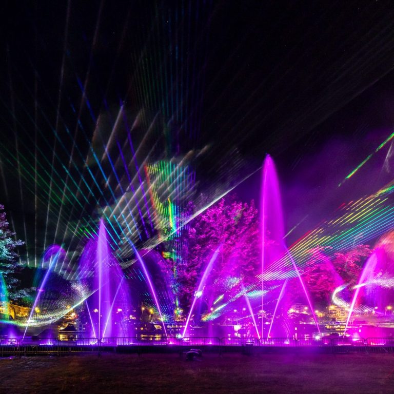 Jet d'eau illuminé avec des lumières colorées dans l'obscurité. Jet d'eau illuminé avec des lumières colorées dans l'obscurité.