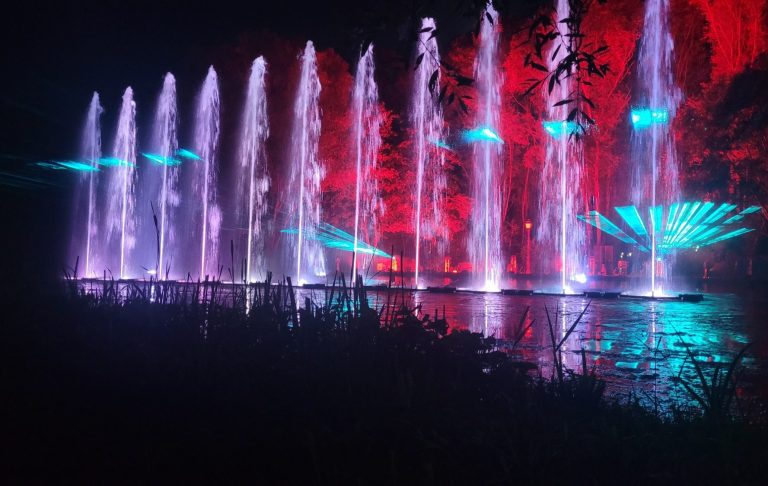 Les fontaines dansantes vertes orangés, spectacle son et lumière aquatique itinérant Les fontaines dansantes vertes orangés, spectacle son et lumière aquatique itinérant