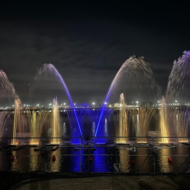 Fontaine illuminée de bleu, jets d'eau s'élevant dans l'obscurité. Fontaine illuminée de bleu, jets d'eau s'élevant dans l'obscurité.