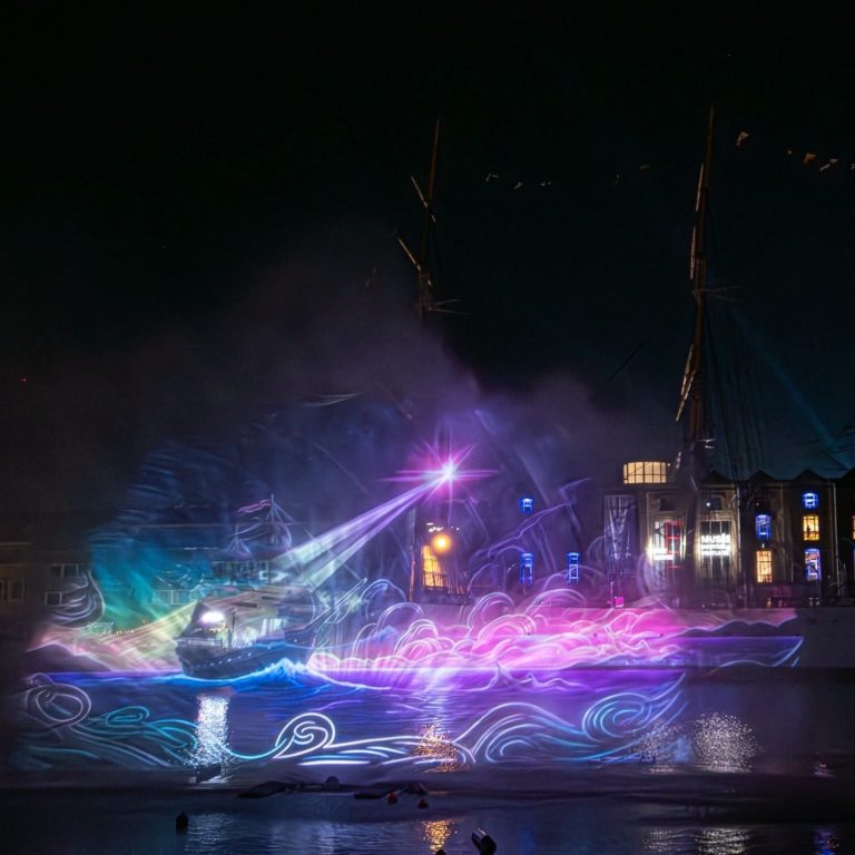 Jet d'eau illuminé avec des lumières colorées dans l'obscurité. Jet d'eau illuminé avec des lumières colorées dans l'obscurité.